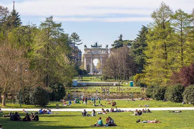 Best of Milan audio tour: From the gorgeous Duomo to Castello Sforzesco - Starting at Piazza della Scala: setting the tone before the highlights