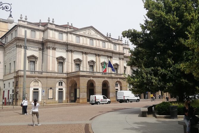 Best of Milan audio tour: From the gorgeous Duomo to Castello Sforzesco - Piazza Duomo, then the Duomo pass-by: how to keep your head straight