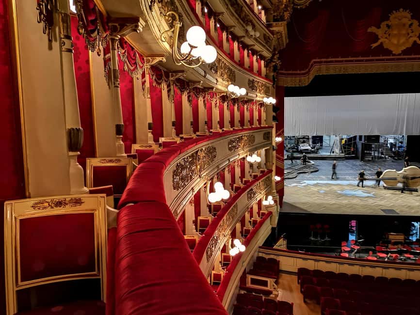 La Scala's Secrets: Explore Iconic Opera & Rich History - Arriving at La Scala: easy meet point, right neighborhood energy