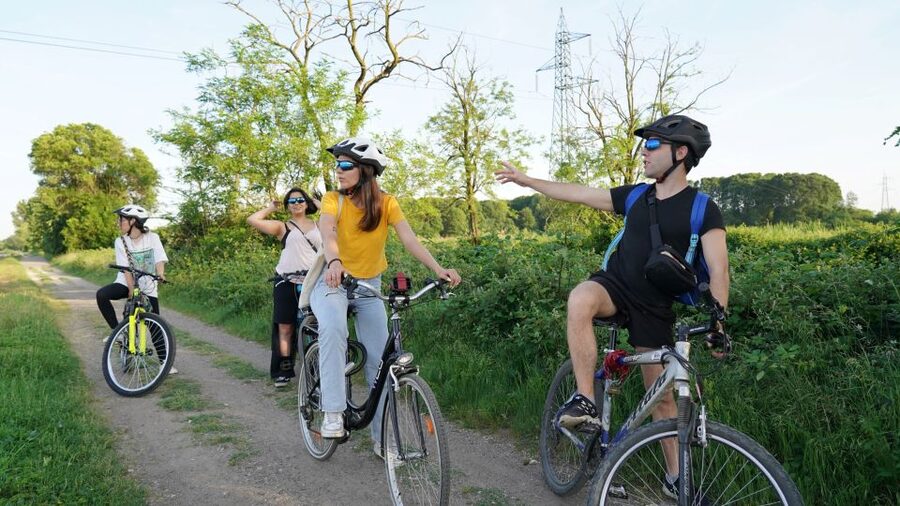 Milan: Bike Tour with Picnic on the turtle lake - The bikes, helmets, and the pace for non-cyclists