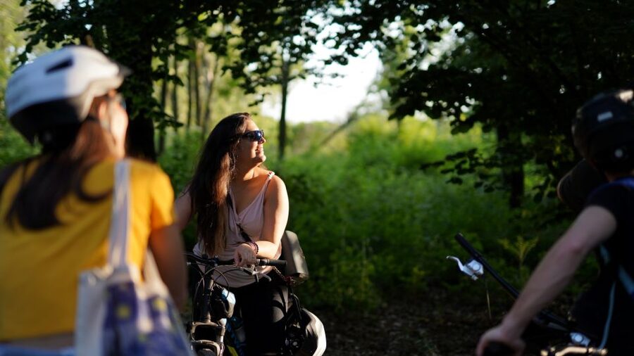 Milan: Bike Tour with Picnic on the turtle lake - The picnic and snack setup: what it feels like in real life