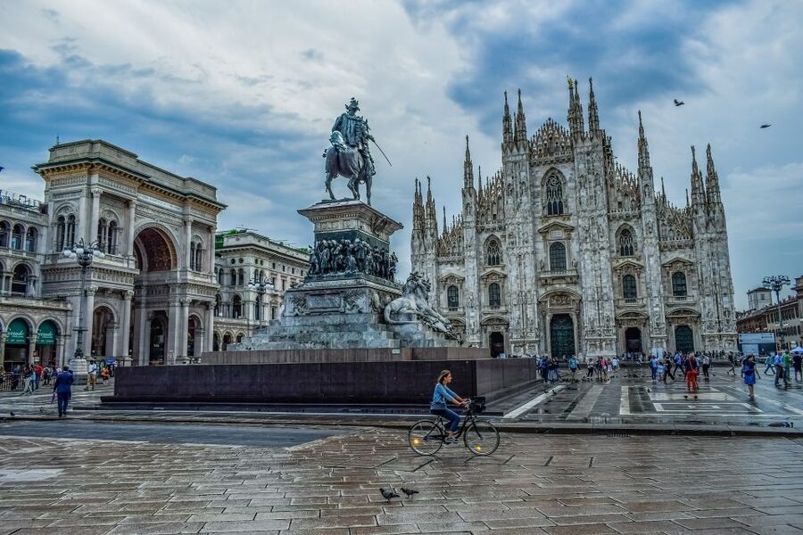 Milan by Night 2-Hour Walking Tour - Group size, headphones, and how the tour stays easy to follow