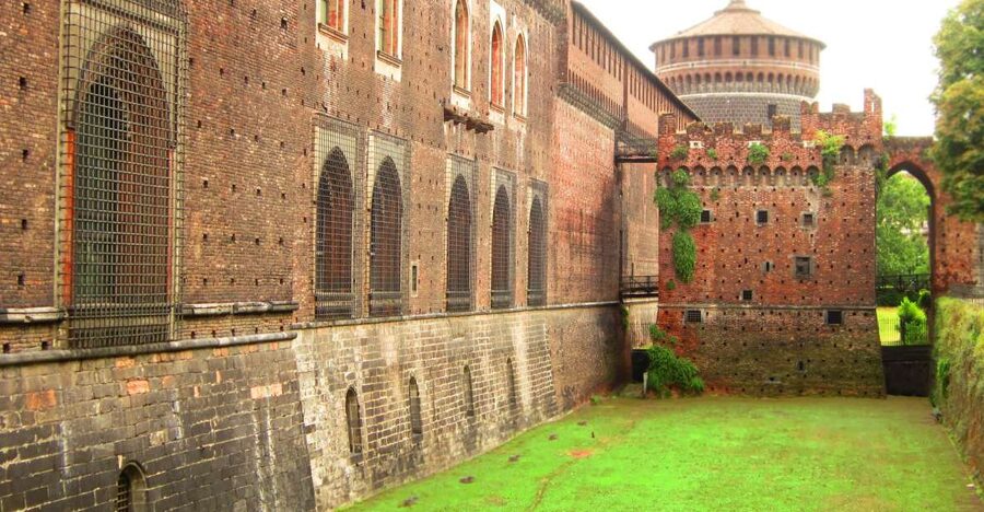 Milan Cathedral, Sforza Castle and Michelangelo’s Pietà Tour - Finding the tour at Duomo Square (and why punctuality matters)