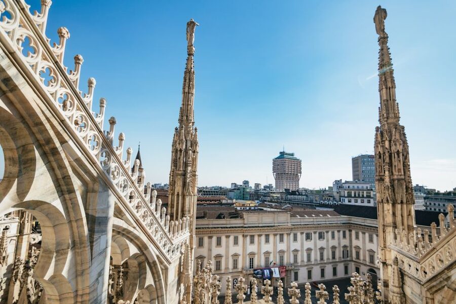 Milan: Duomo Rooftop and Cathedral Guided Tour with Tickets - Rooftops by lift, then the 80-step reality check