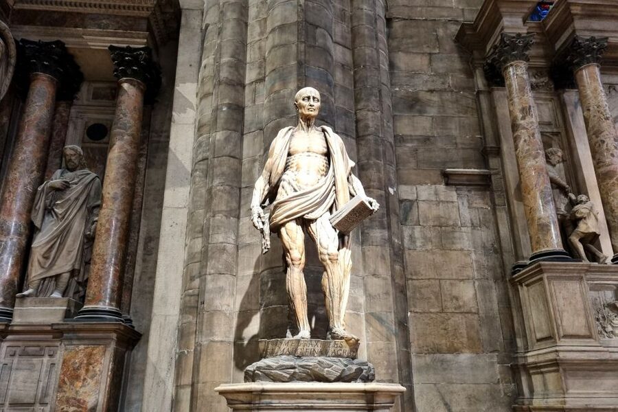 Milan: Duomo Rooftop and Cathedral Guided Tour with Tickets - Meeting in Piazza del Duomo and getting oriented fast