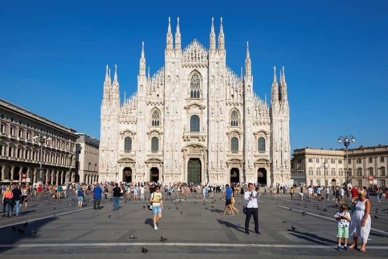 Milan: Duomo Tour with Priority Entry & Rooftop Access - Finding Your Group at Palazzo della Galleria del 900 (White Flag Included)