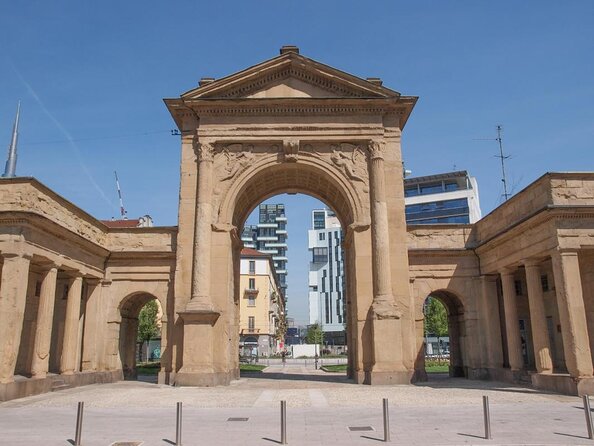 Milan Gourmet Tour: A Premium Tasting Experience by Do Eat Better - Entering Piazza Cordusio, then cutting through Milan on foot