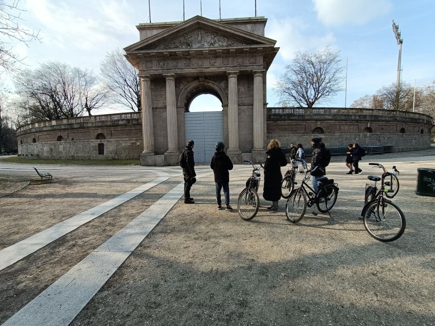Milan: Guided Bike Tour - Mercanti Square, La Scala area, Galleria Vittorio Emanuele, and Duomo Square