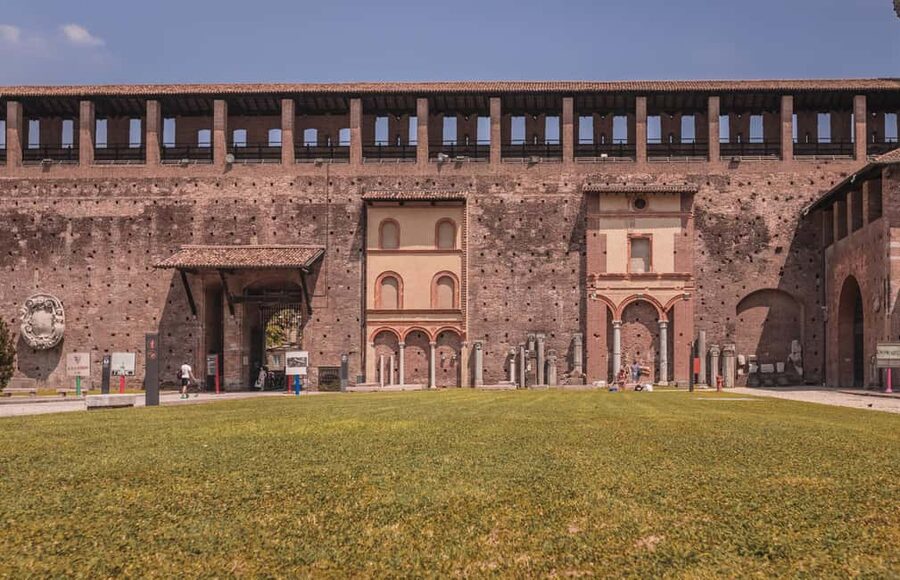 Milan: Guided Walking Tour & Last Supper Visit with Ticket - Guide style: why the storytelling can change the whole day