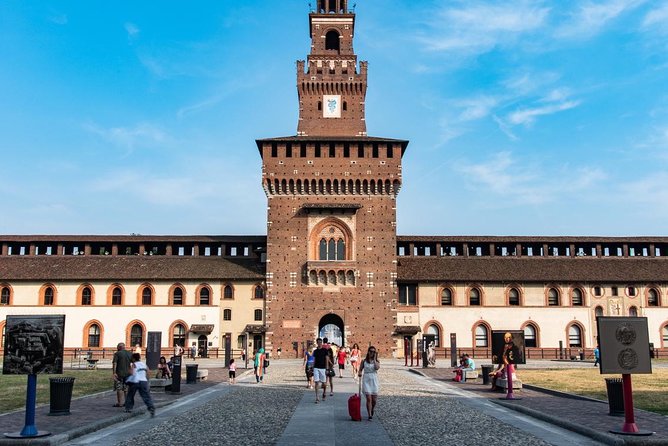 Milan Highlights semi-Private Walking Tour - Stop 5: Piazza Mercanti and Palazzo della Ragione