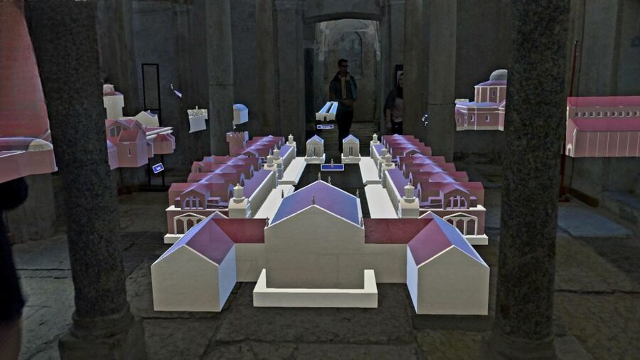 Milan | In the Crypt of time, holographic tour - Finding the entrance and avoiding a frustrating start