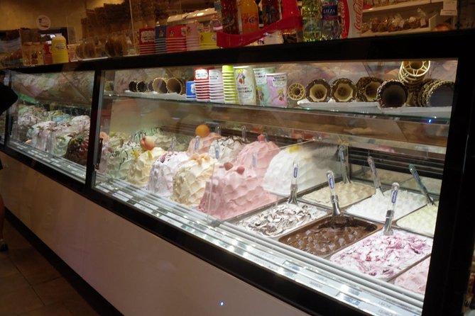 Milan : ITALIAN FOOD TOUR - 3h - Brera District: pizza or focaccia and how to read Italian street food