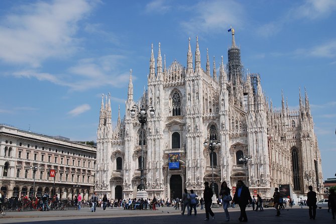 Milan : ITALIAN FOOD TOUR - 3h - Stop 1 at Duomo di Milano: cannoncini, crema pasticciera, and city history