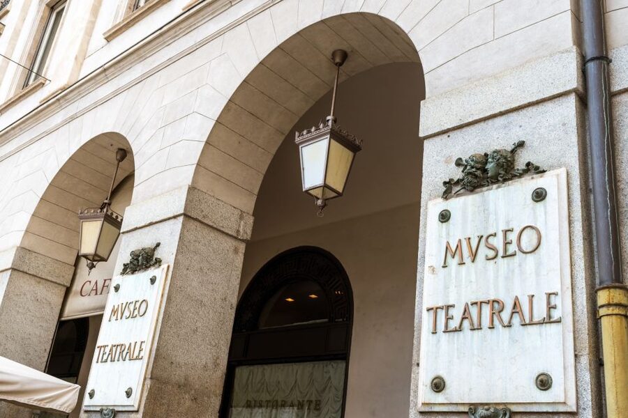 Milan: La Scala Theater & Museum Guided Experience - The Crystal Chandelier and the Neoclassical Interior: The Photo Moment That Teaches
