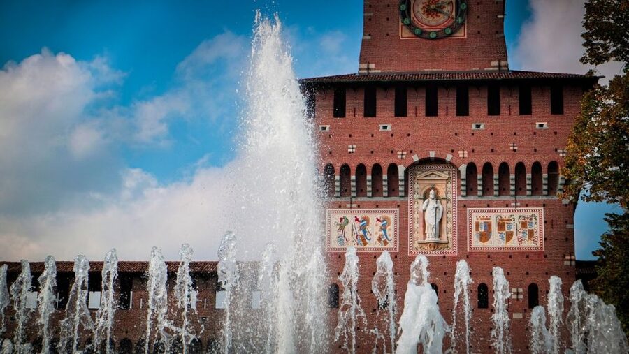 Milan: Leonardo da Vinci Life Walking Tour - Casa degli Atellani courtyard, Leonardo, and the vineyard story