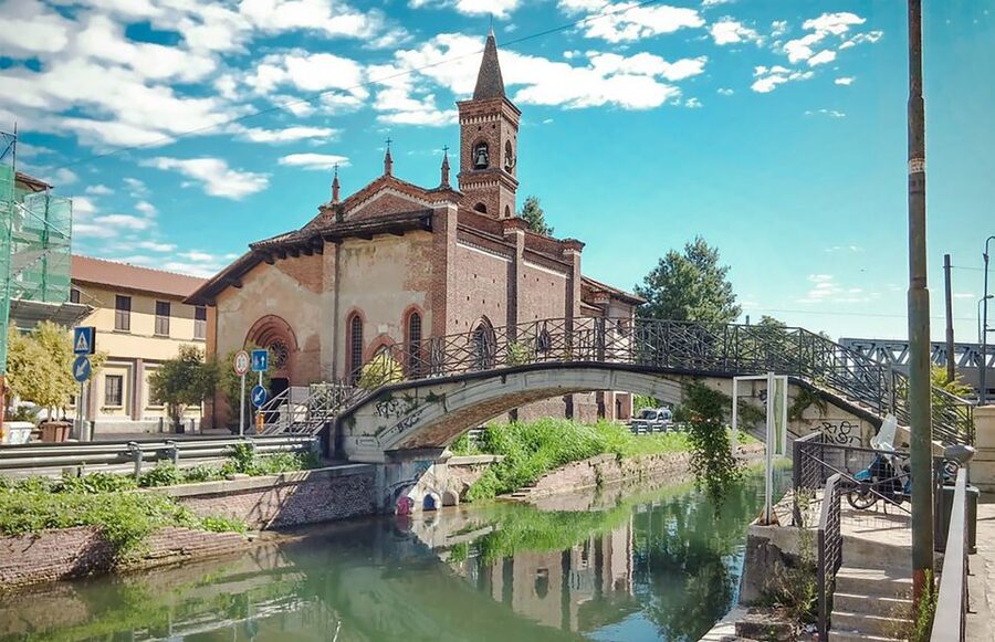 Milan: Navigli Canal Boat Cruise - The QR code audio guide, headphones, and what you are really hearing