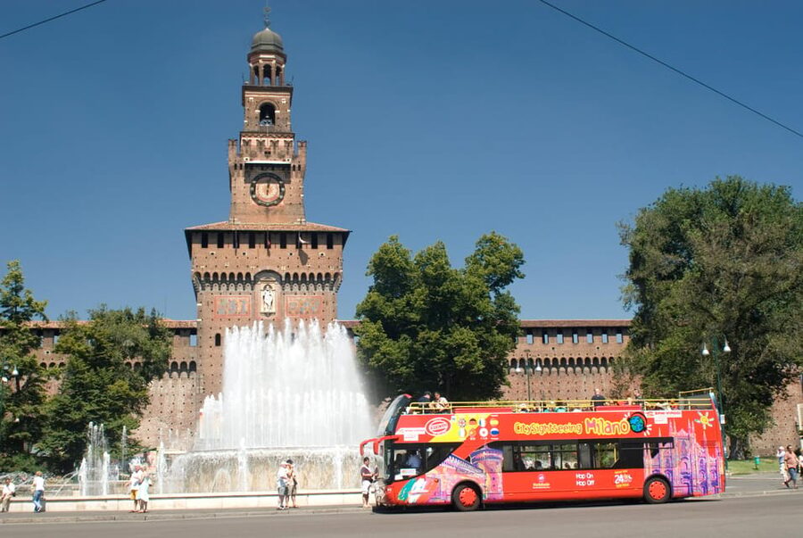 Milan: Night Tour by Bus - Teatro alla Scala and Brera: city culture passing by