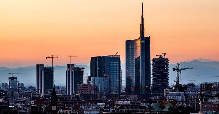 Milan: Piazza Gae Aulenti and Pelli Tower Walking Tour - Stop 1: Palazzo Lombardia as Your Opening Scene