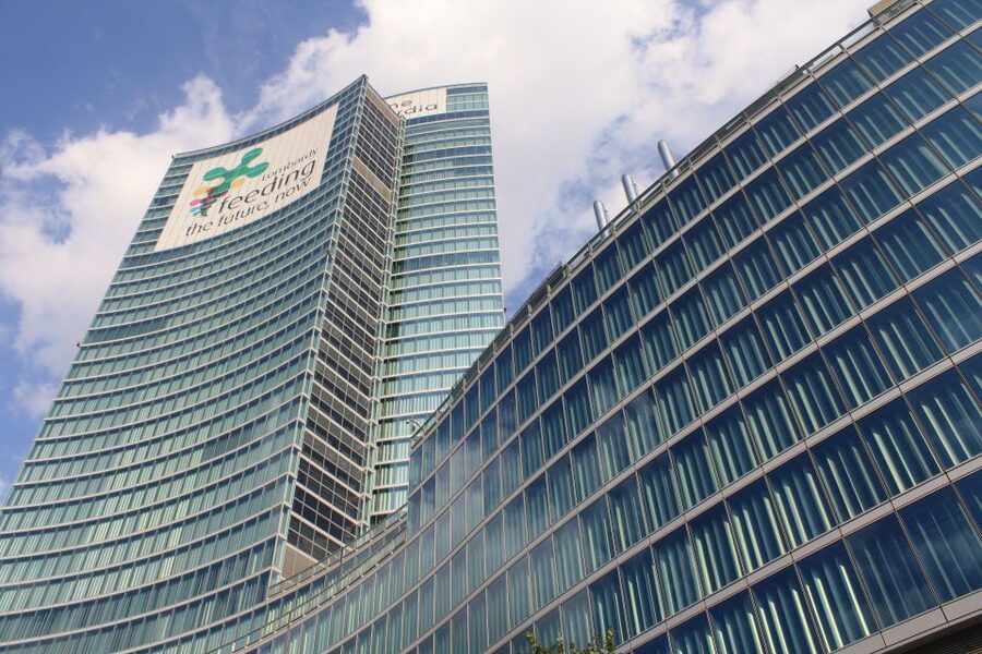 Milan: Piazza Gae Aulenti and Pelli Tower Walking Tour - Piazza Gae Aulenti: The Square That Explains the Skyline