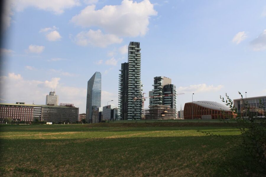 Milan: Piazza Gae Aulenti and Pelli Tower Walking Tour - Eataly in Teatro Smeraldo: End With Real Options (Shopping or a Drink)