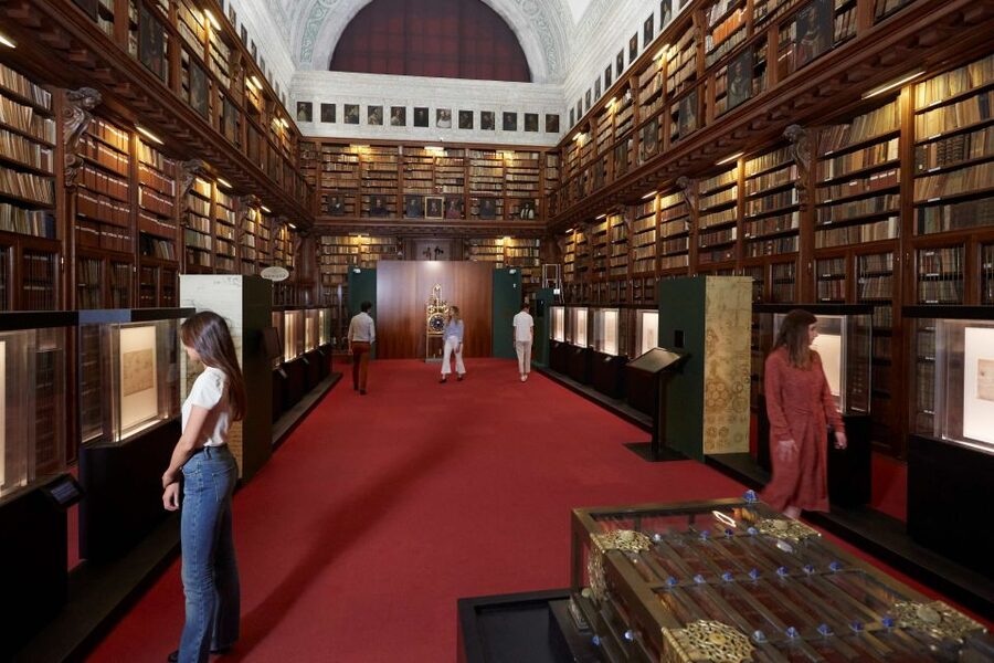 Milan: Pinacoteca Ambrosiana and San Sepolcro Crypt Ticket - The library reading room and the Codex Atlanticus: why paper matters as much as paint