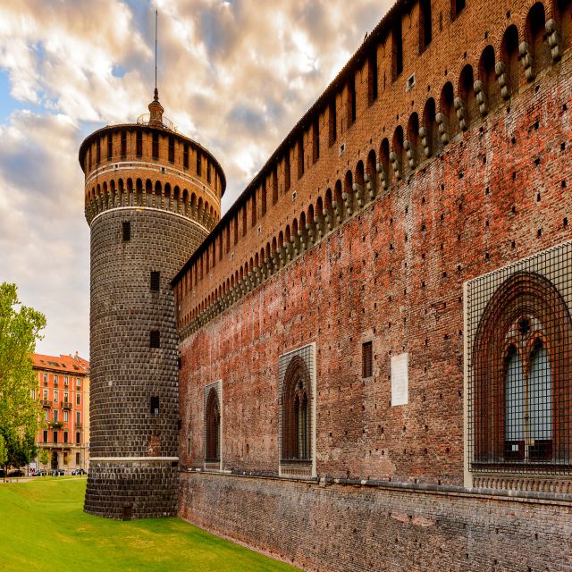 Milan: Private Family Tour of Old Town and Top Attractions - Start point near La Scala: why it sets the tone