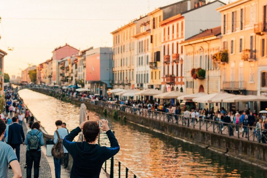 Milan: Private Tour with Drinks & Bites in Centro Storico - Between stops: how the walk and the stories help you understand Centro Storico at night