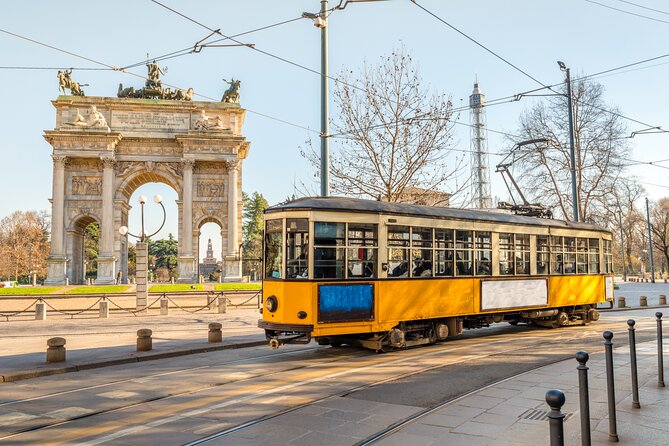 Milan: Private walking tour & Aperitif - Brera on foot, from lanes to historical references