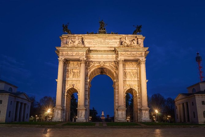 MILAN PRIVATE WALKING TOUR BY NIGHT: AMAZING MILAN - 2 h - Stop 1: Duomo di Milano at Night, With History Context