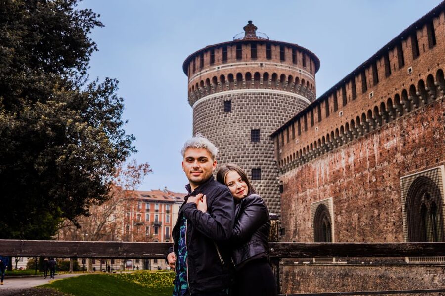 Milan: Professional Photoshoot Outside Sforza Castle - Meeting at the Piazza Castello Fountain inside Castle Park