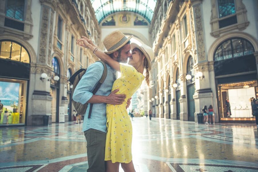 Milan: Romantic photoshoot for Couples - Duomo Square photos: romantic results without ticket hassle