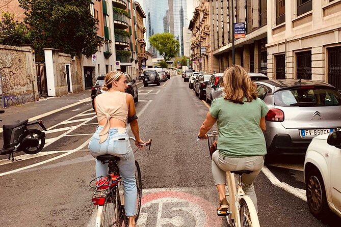 Milan's Hidden Gems: Unique Bike Tour (ENG, NL) - How the Ride Feels: Bikes, Helmets, and Safety Across City Streets