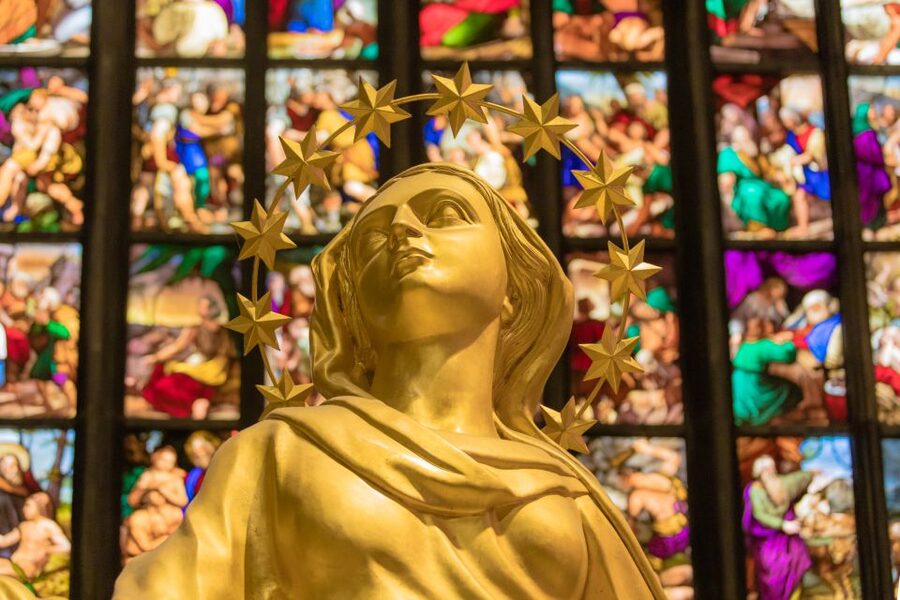 Milan: Scala Theater and Duomo Cathedral Guided Tour - Inside the Duomo: stories that make the statues make sense