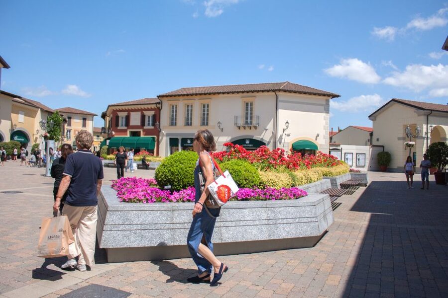 Milan: Serravalle Designer Outlet Roundtrip Bus Transfer - The 1.5-hour coach ride: what to expect and how to prepare