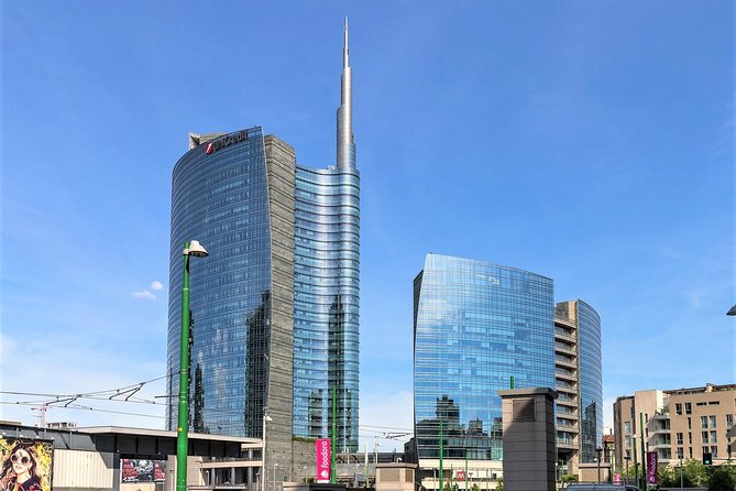 Milan Skyscrapers Guided Tour: Porta Nuova, Unicredit tower & Vertical Forest - Piazza Gae Aulenti and the Unicredit tower, tall enough to measure in steps