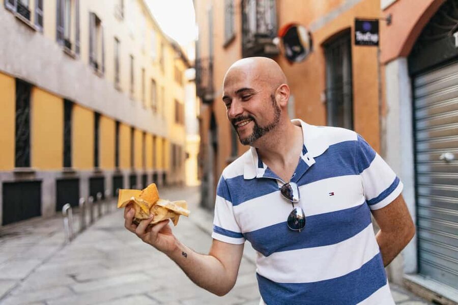 Milan: Street Food Walking Tour - Meeting Point at UNIQLO, Piazza Cordusio: How to Start Smoothly