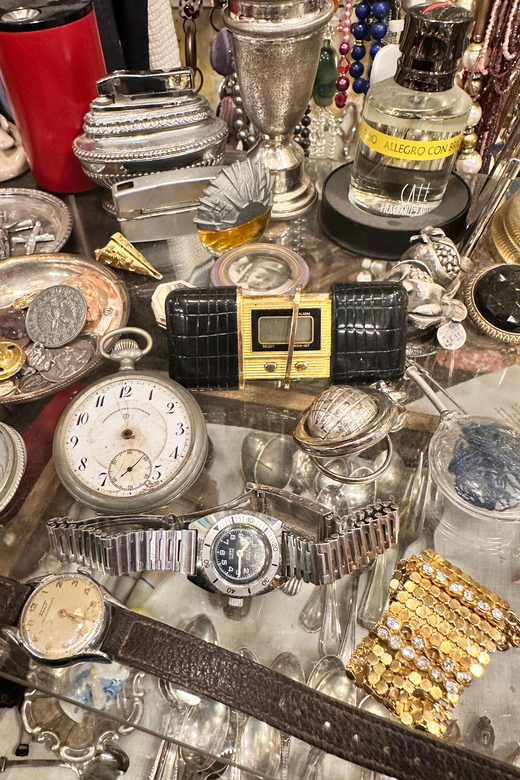 Milan: The Ultimate Vintage Shopping Guide - Antique Shops and Antique Furniture: What to Look For