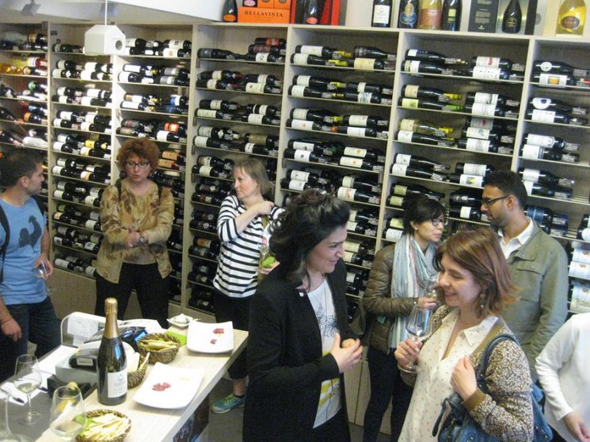 Milan: Wine Tasting with an Italian Sommelier - The guide factor: when English pacing matters