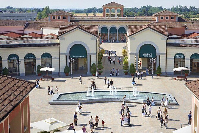 Outlet Serravalle o FoxTown Con Autista Privato Da Milano - A Private Milan Ride to Serravalle or FoxTown, With Shopping Comfort
