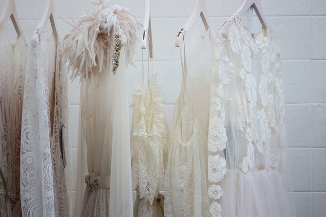 Private visit to a fashion showroom - 1950s fashion show details: what to pay attention to during the presentation