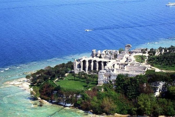 Sirmione & Verona, Lake Garda, tour from Milan - Arco dei Gavi: a short stop with Roman-age payoff