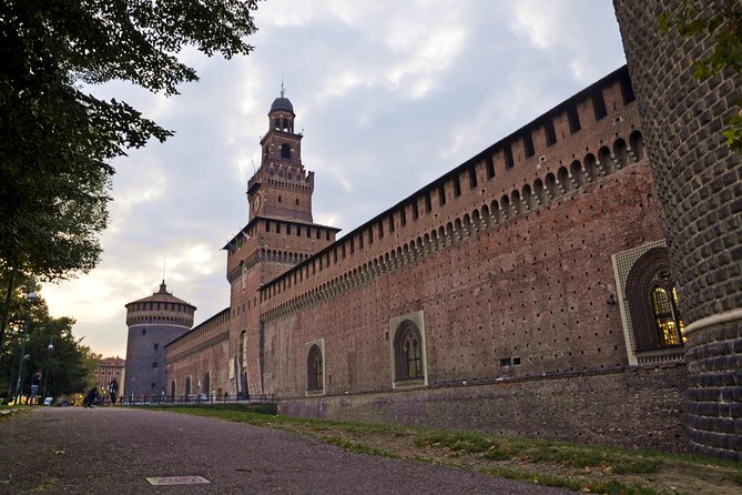 Skip the Line: Essential Milan Tour Including Da Vinci's 'The Last Supper' - La Scala Theatre: opera roots, seen from outside