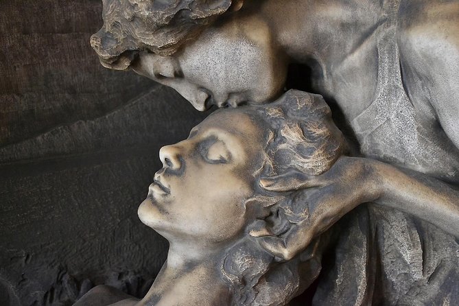 The Monumental Cemetery of Milan guided experience - Hearing the guide without stress: headphones and group size