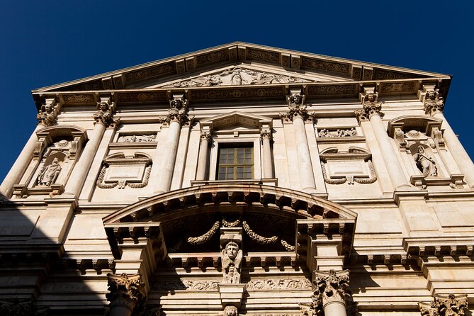 The Secret Milan – An Exclusive Stroll Beyond the Beaten Path - Quadrilatero della Moda: historic palaces and court-yard calm near the top shops