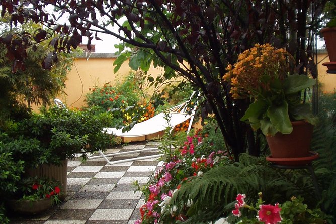The Secrets to Learn Fresh Pasta and Tiramisù in a Glam Home - Limoncello in the garden, then wine at the shared meal